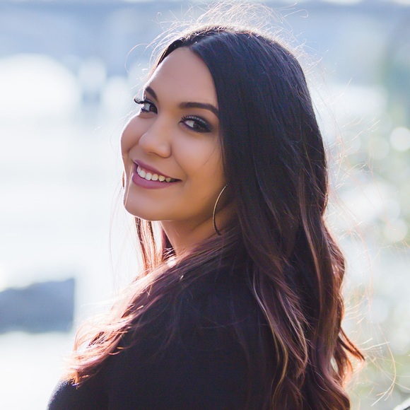 Profile Picture of Danielle Neves (@danielleneves88) on Poshmark