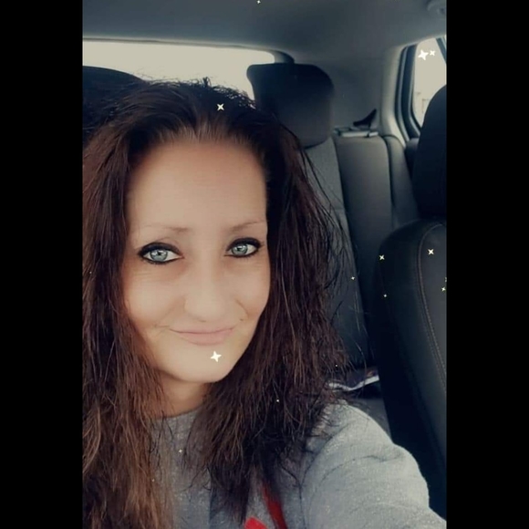 Profile Picture of Angie Mowen (@angie_mowen) on Poshmark