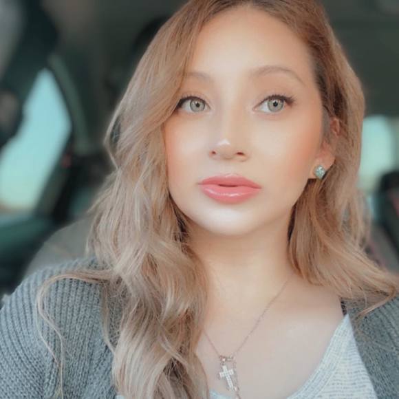 Profile Picture of Adeline Curiel (@aa_curiel) on Poshmark