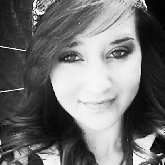 Profile Picture of Danielle Wessels (@wessels97) on Poshmark