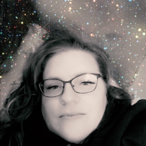 Profile Picture of Lori Petrie (@loripetrie) on Poshmark