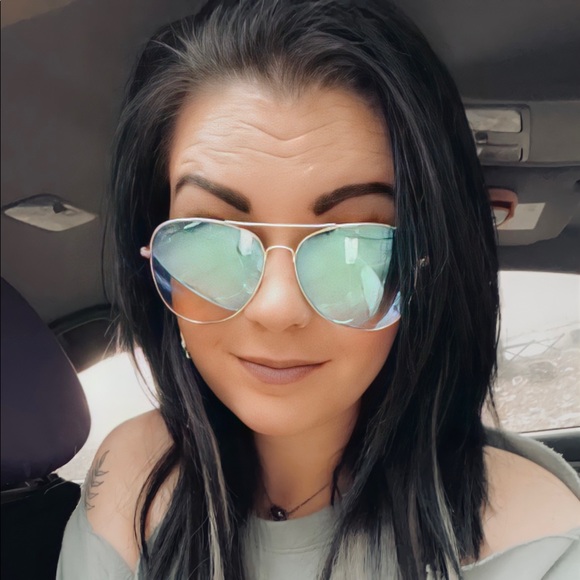 Profile Picture of Kimberly Maggard (@misskimmie0423) on Poshmark