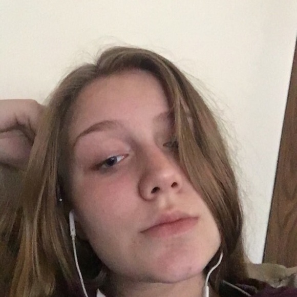 Profile Picture of Desiray Kronberg (@desiraykronberg) on Poshmark