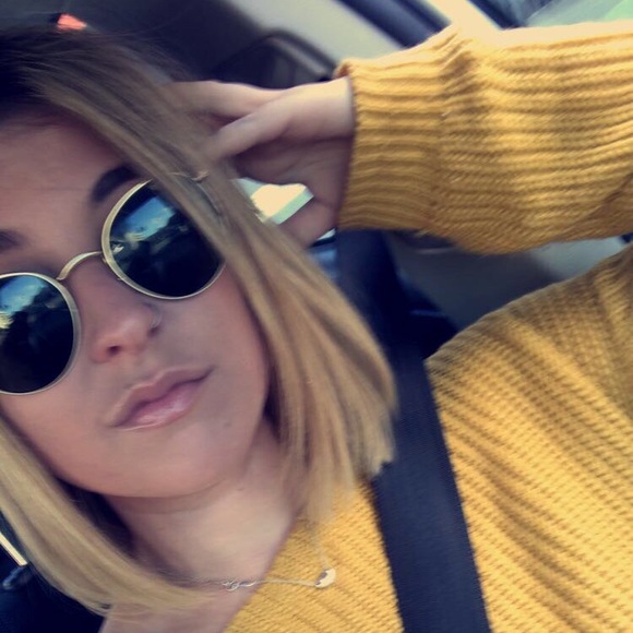 Profile Picture of Nicole Heitner (@nic_tac_toe) on Poshmark