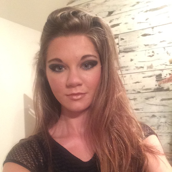 Profile Picture of Amelia Fishburne (@milmil22) on Poshmark