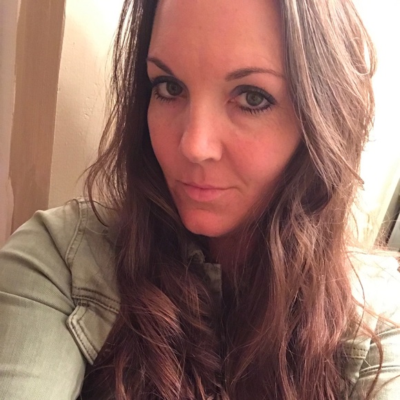 Profile Picture of Lorinda Boring (@lorindaboring) on Poshmark