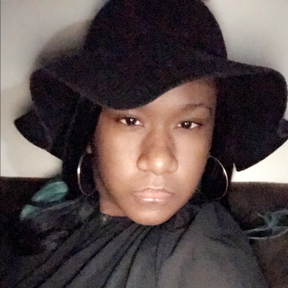 Profile Picture of Alphia Williams (@bluegotmyheart) on Poshmark