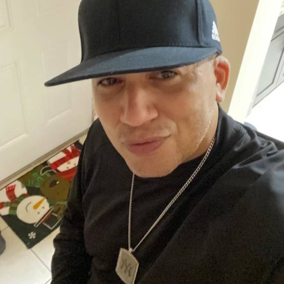 Profile Picture of Richard Vazquez (@vazzquez38) on Poshmark