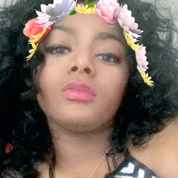 Profile Picture of Nechelle Sherrod (@simplynichiee) on Poshmark