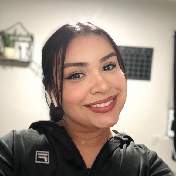 Profile Picture of Jacquelyn Castro (@jacquelyncastro) on Poshmark