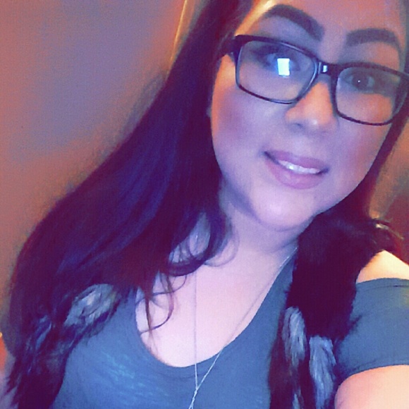 Profile Picture of Lucy Melendez (@luccyym) on Poshmark