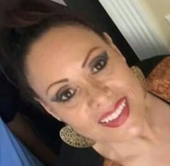 Profile Picture of Christina Arreola warren (@arreolaartistry) on Poshmark