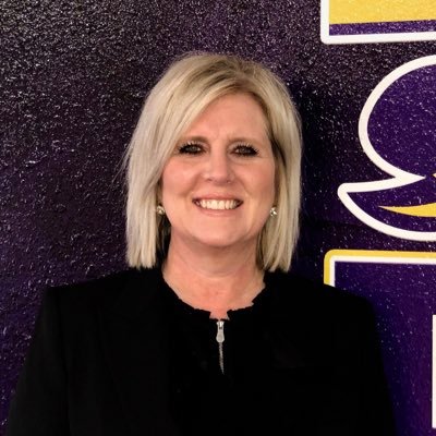 Profile Picture of Leann (@LeannLoyless) on Twitter
