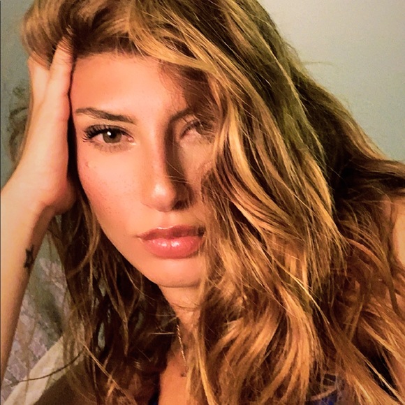 Profile Picture of Ozge Ozge (@ozgeecimen) on Poshmark