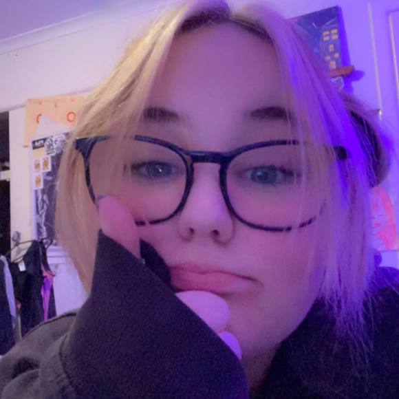 Profile Picture of Heidi Renee (@heidi_renee5) on Poshmark