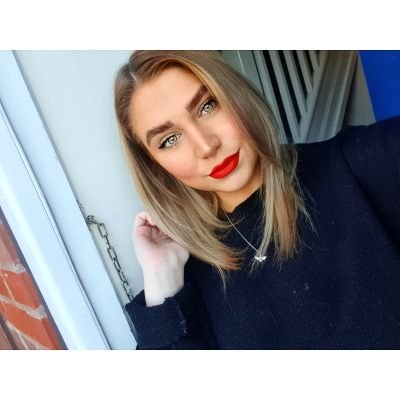 Profile Picture of Hallie  🥂 (@Hall1e) on Twitter