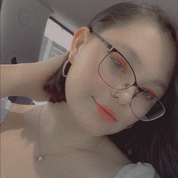 Profile Picture of Alissa Vanrooyen (@alissavanrooyen) on Poshmark