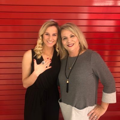 Profile Picture of Anne Travis (@AMtotheT) on Twitter