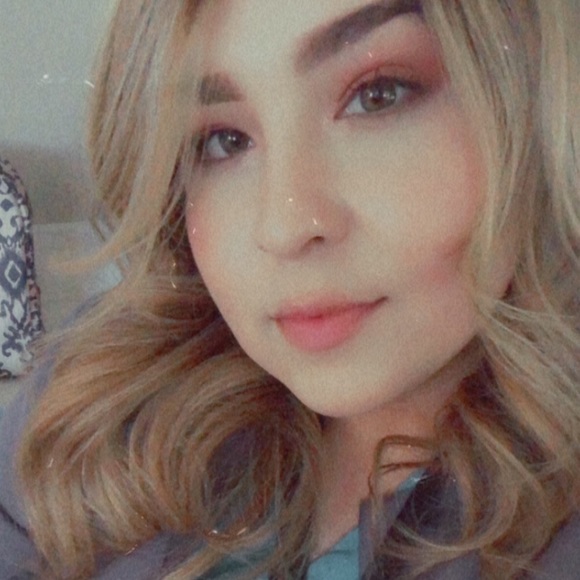 Profile Picture of Mayra Delamora (@mayra_delamora) on Poshmark