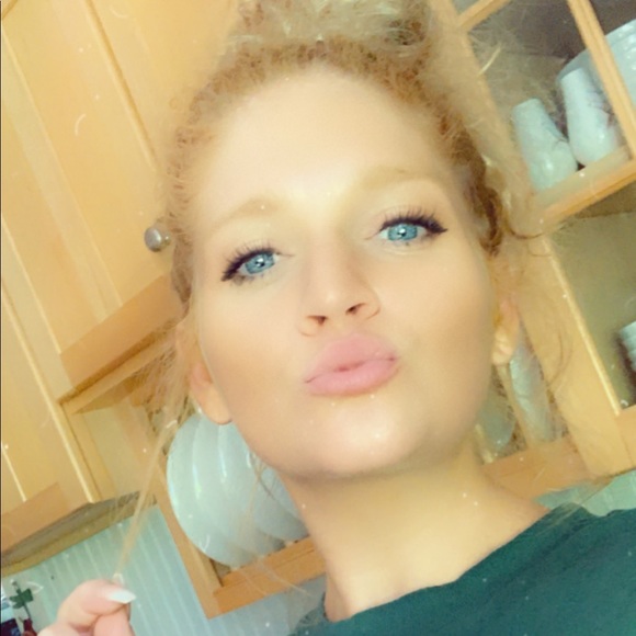 Profile Picture of Brynn Hanson (@brynn7272) on Poshmark
