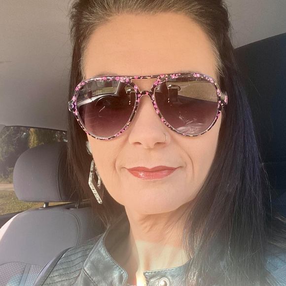 Profile Picture of Shannon Bridgers (@buterflycourage) on Poshmark