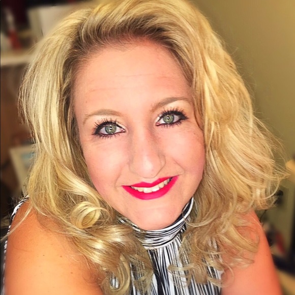 Profile Picture of Amber Hetrick (@ahetrick83) on Poshmark