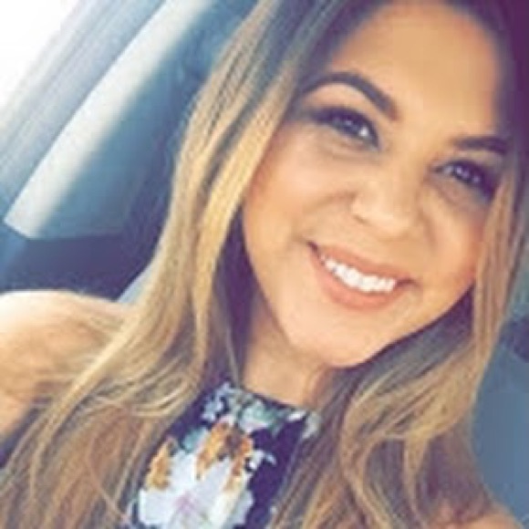 Profile Picture of Holly Martinez (@martinezholly27) on Poshmark