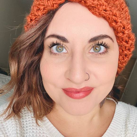 Profile Picture of Amy Sowards (@amysowards87) on Poshmark