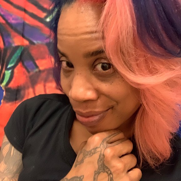 Profile Picture of Sonya Giles (@d1stylist) on Poshmark