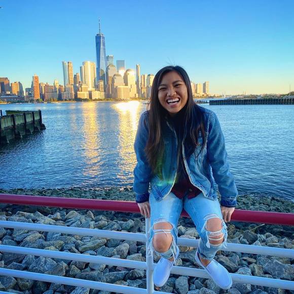 Profile Picture of Lien Do (@br3akd0wns) on Poshmark