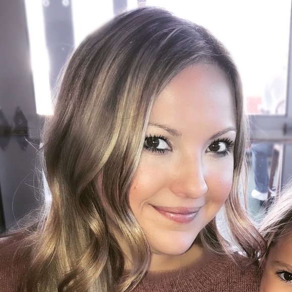Profile Picture of Kristin Kensell (@thekenseller) on Poshmark