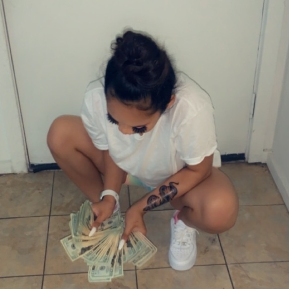 Profile Picture of Lv Baaby (@phonlokz) on Poshmark