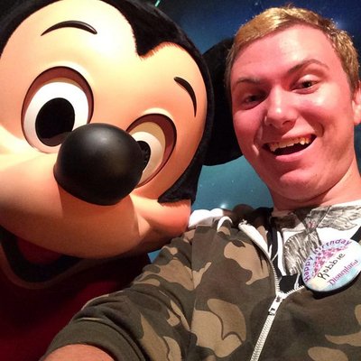 Profile Picture of Robbie Capps (@luvlovatomahone) on Twitter