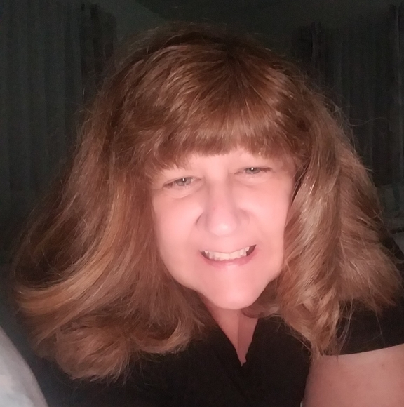 Profile Picture of Angie Renning (@angie3462) on Poshmark