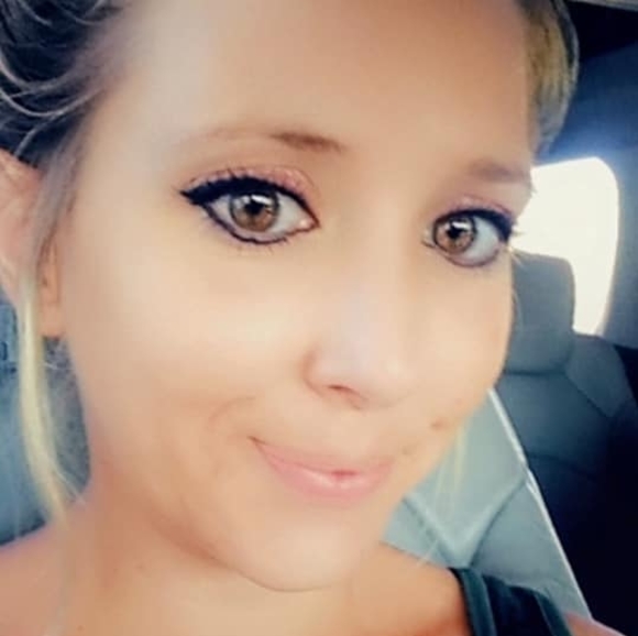 Profile Picture of Angelia Button (@angelia669) on Poshmark