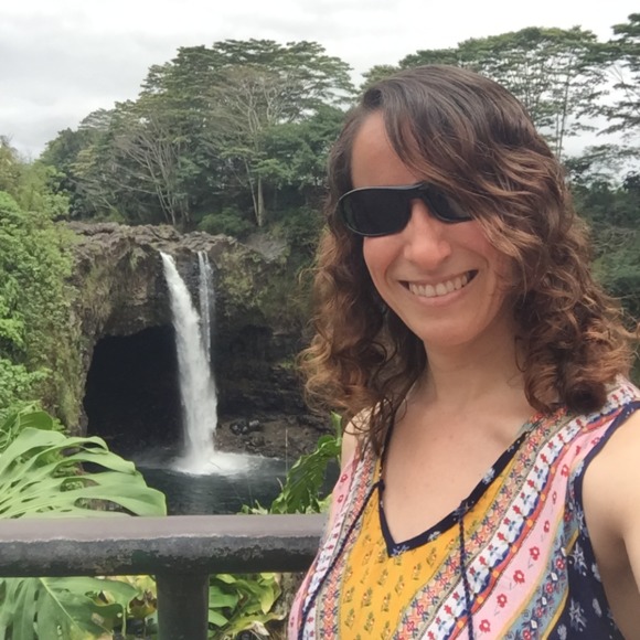 Profile Picture of Laura Carson (@doodles2) on Poshmark