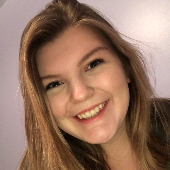 Profile Picture of Autumn Bragg (@autbragg) on Poshmark