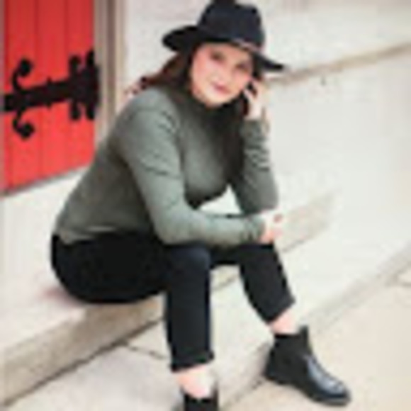 Profile Picture of Ruby Love (@rubyleelove03) on Poshmark