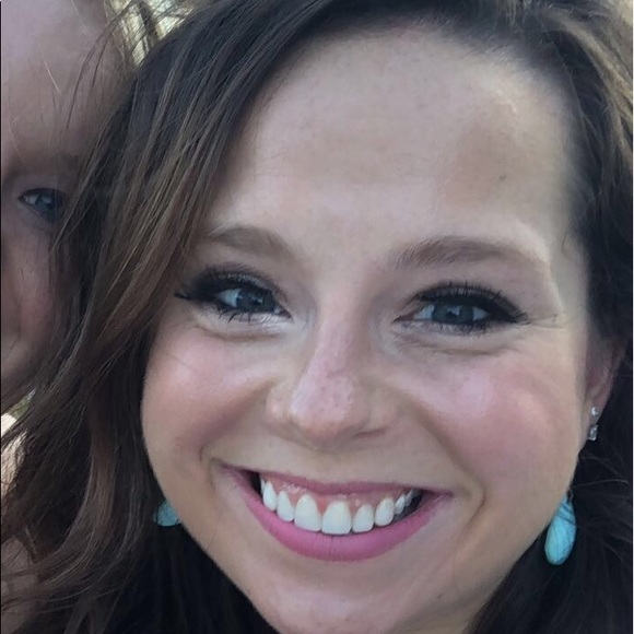 Profile Picture of Caitlin Ellis (@caitlinagan) on Poshmark