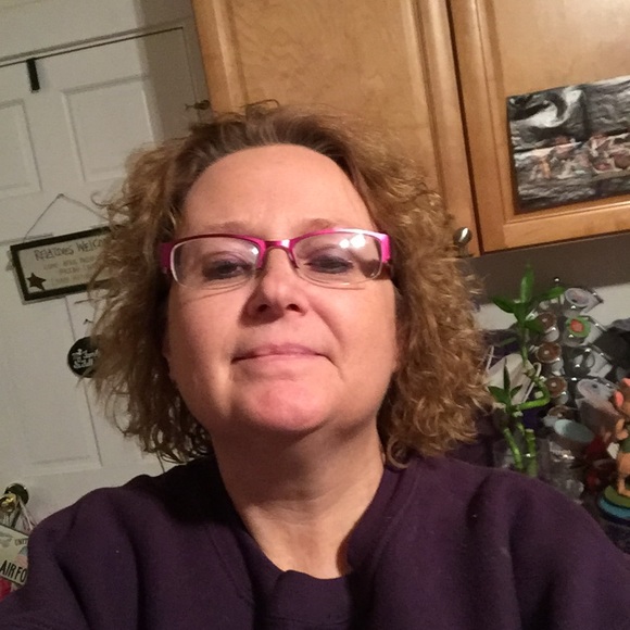 Profile Picture of Linda Grausgruber (@purple1257) on Poshmark