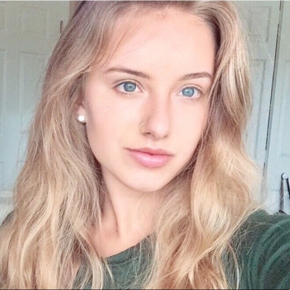 Profile Picture of Brittany Junkins (@bestilo) on Poshmark