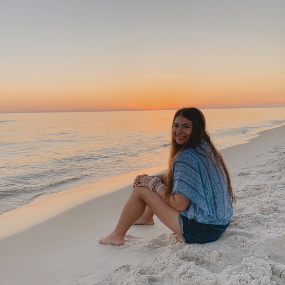 Profile Picture of Olivia Fossesca (@olivia_fossesca) on Poshmark