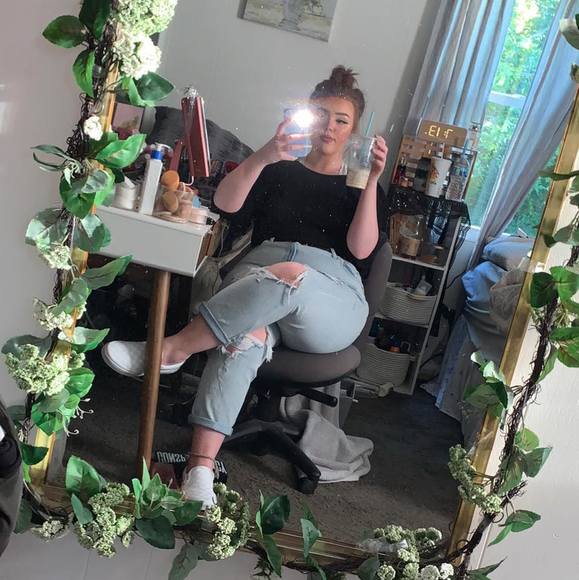 Profile Picture of Anna Pflepsen (@annarose33427) on Poshmark