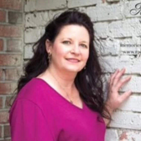 Profile Picture of Rebecca Birtcher (@rosecrystalcat) on Poshmark