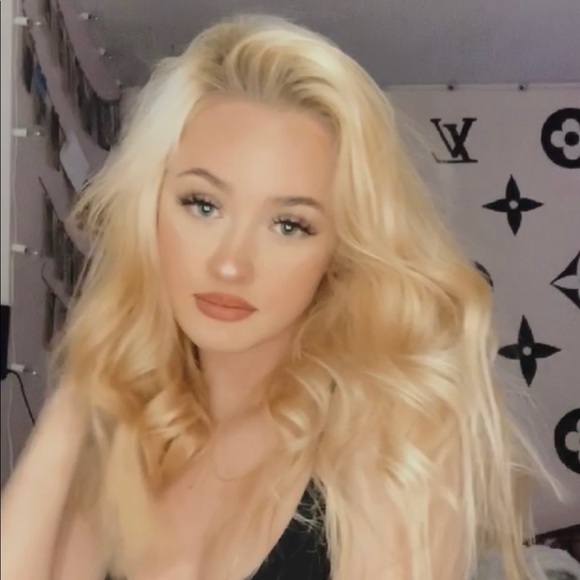 Profile Picture of Yanna Leonardsen (@yannaleonardsen) on Poshmark