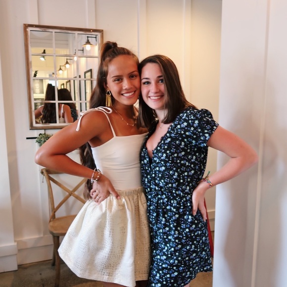 Profile Picture of Amy Hoefs (@ahoefs) on Poshmark