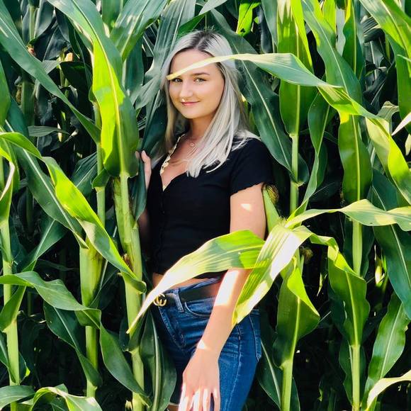 Profile Picture of Jade Ewald (@jewald68) on Poshmark
