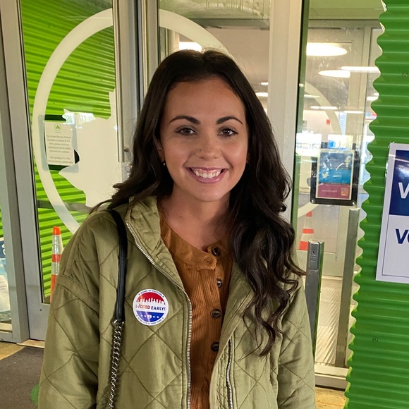 Profile Picture of Kaylee Caserta (@kayleecaserta) on Poshmark