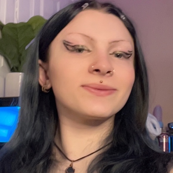 Profile Picture of Corinne Mulloy (@corinneneiffer) on Poshmark