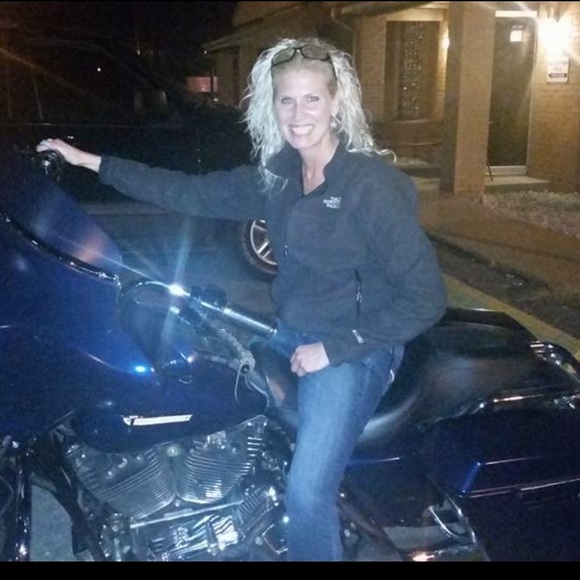 Profile Picture of Amanda Sims (@ajsims72) on Poshmark